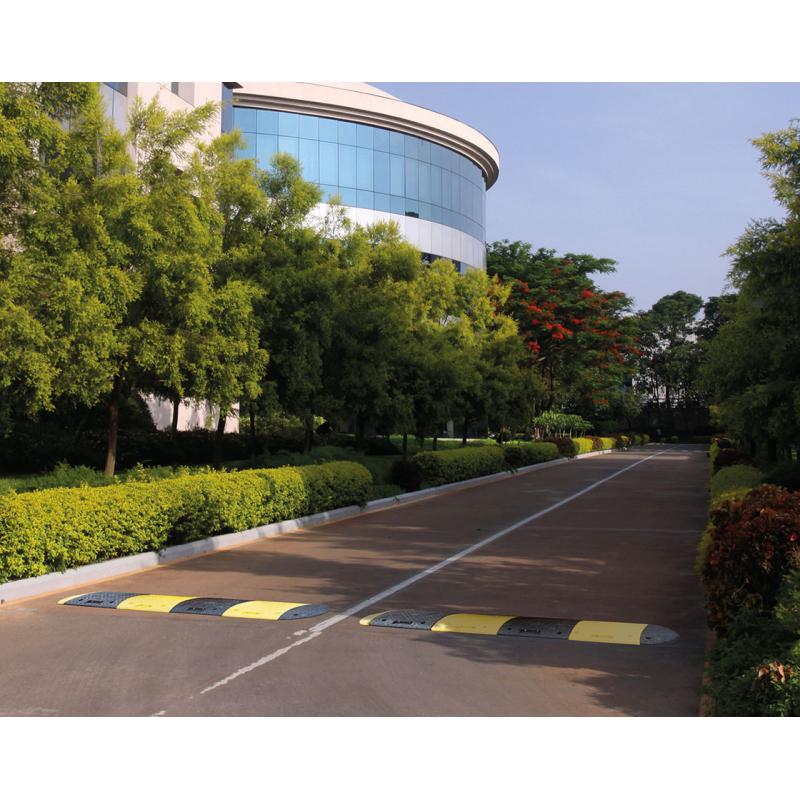 50mm High-Visibility Rubber Speed Bump – Traffic Calming Ramp with Fixings | Durable & Reflective | 10mph Control