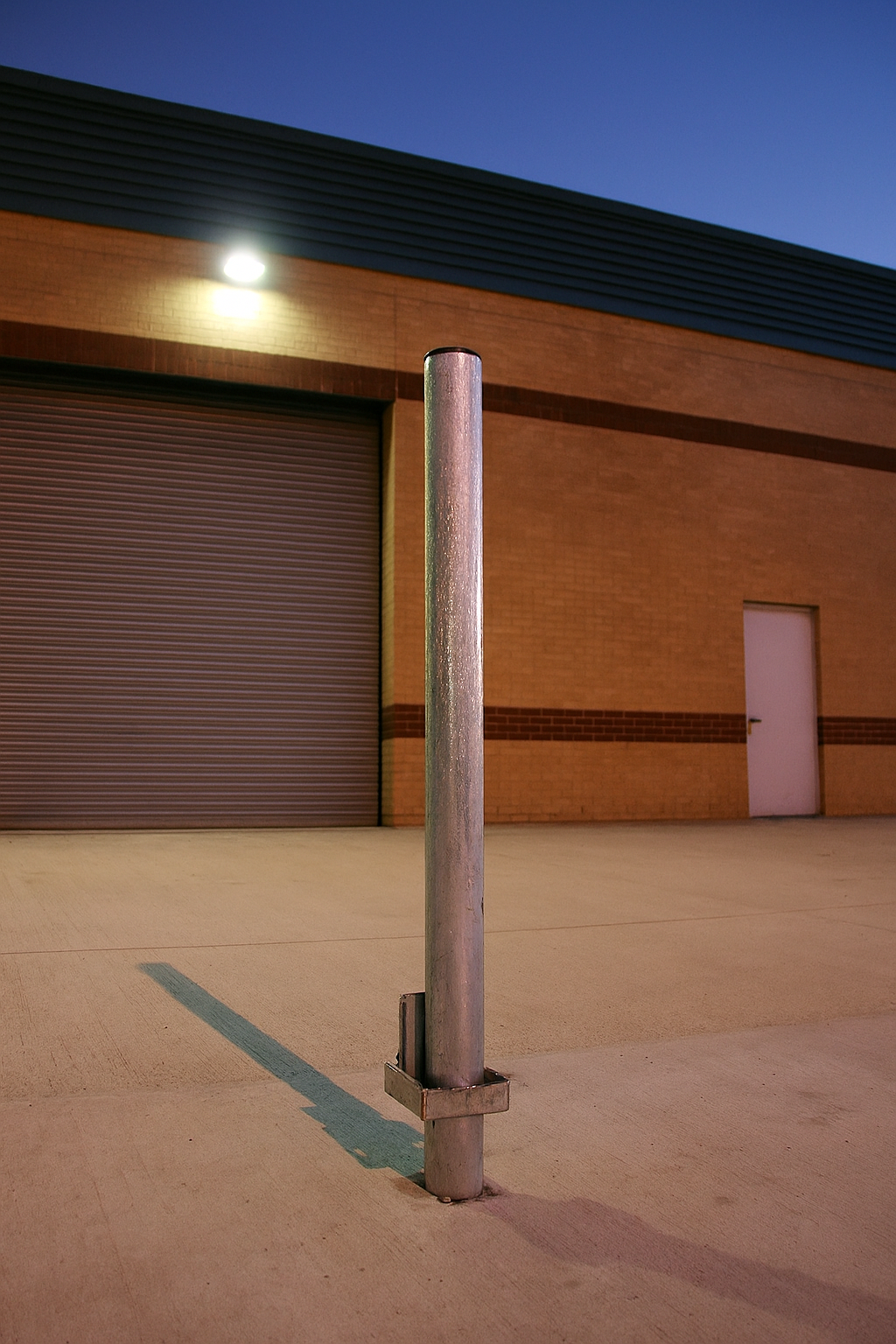 Heavy-Duty 750mm Telescopic Removable Security Bollard 2