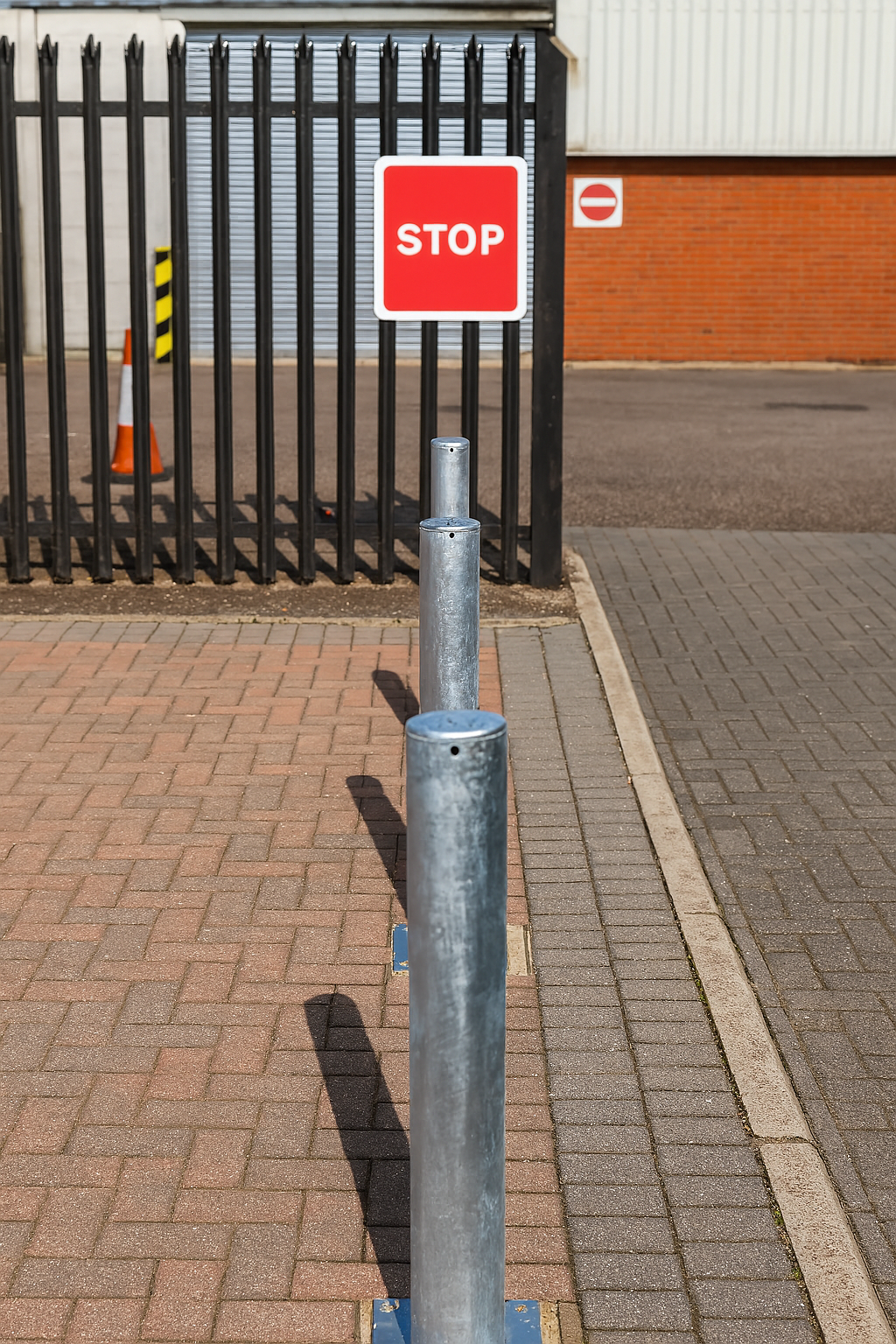 Heavy-Duty Galvanised Steel Bollard – 750mm Above Ground 3