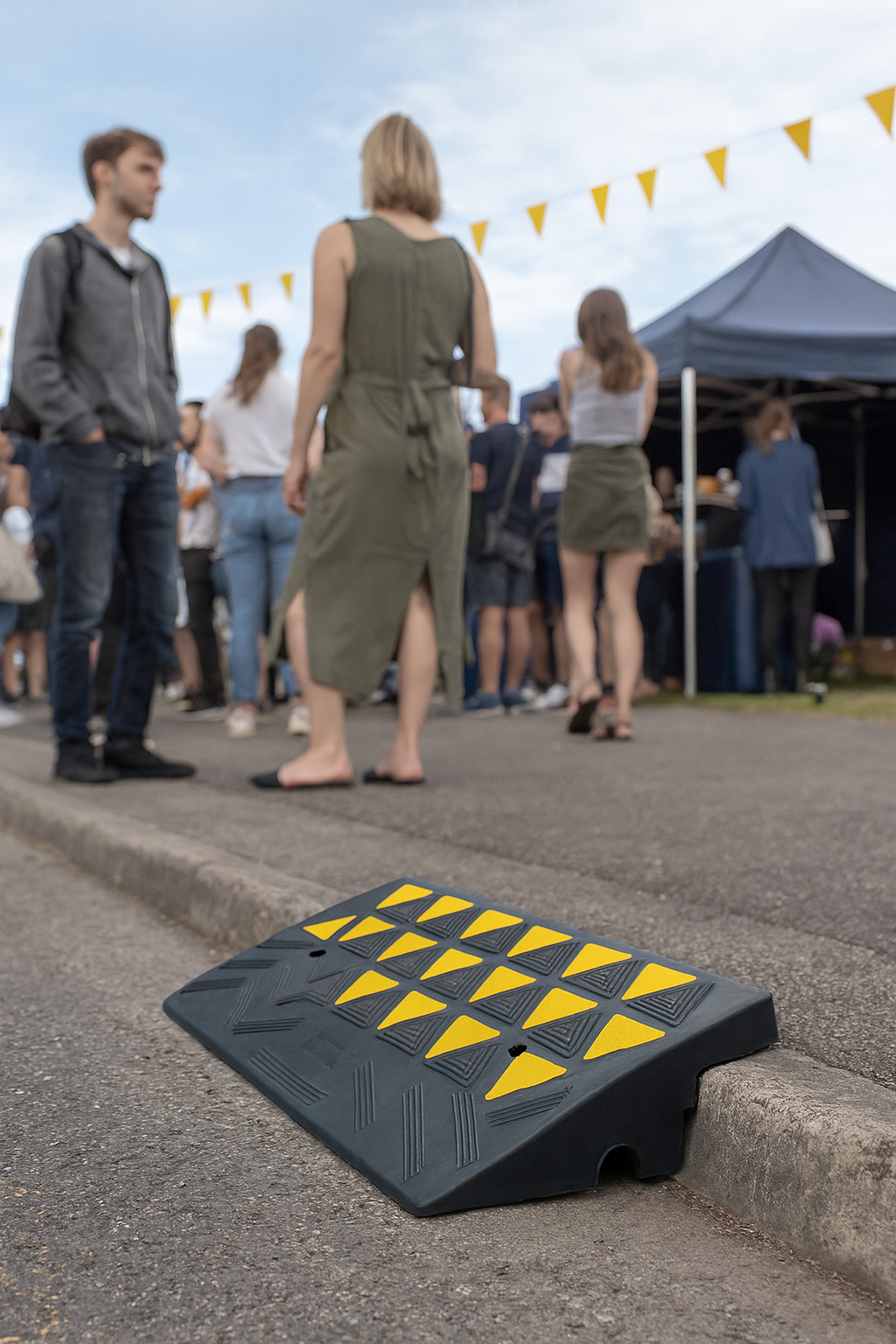 Heavy-Duty Rubber Kerb Ramp (100–200mm Height) 2