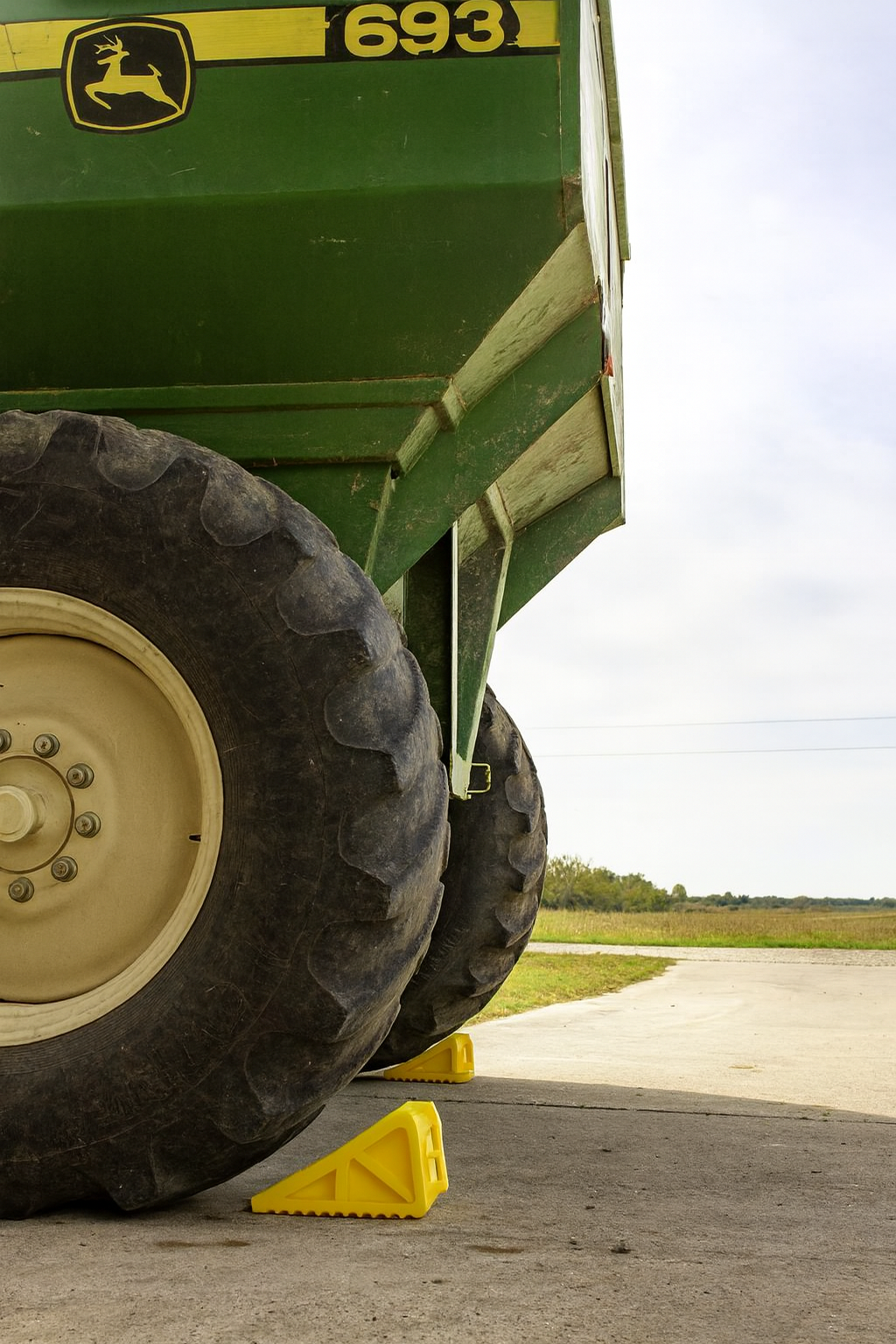 Heavy-Duty Rubber Wheel Chock for LGVs & Trailers 2