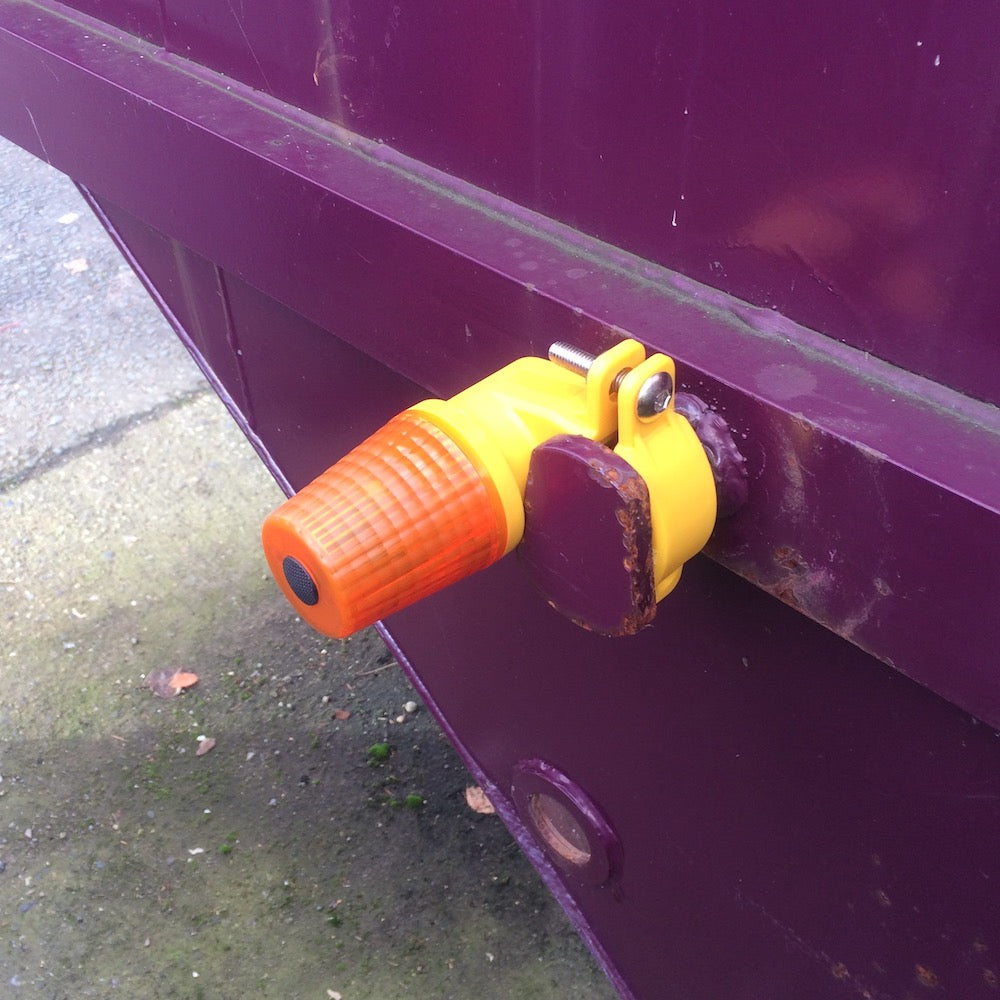 Heavy-Duty Site Safety Lamp – Side Mount | Flashing & Steady Modes | Impact-Resistant | IP54 Weatherproof | Fits Scaffolding, Barriers & HERAS Fencing