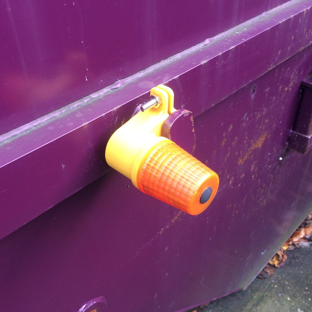 Heavy-Duty Site Safety Lamp – Side Mount | Flashing & Steady Modes | Impact-Resistant | IP54 Weatherproof | Fits Scaffolding, Barriers & HERAS Fencing