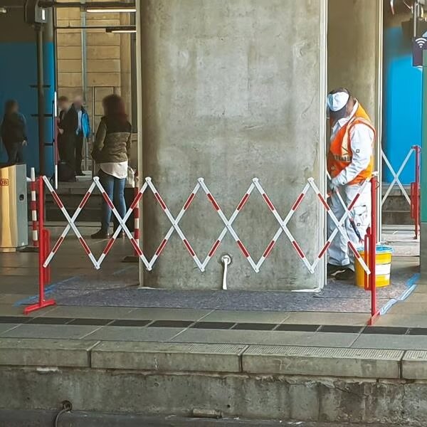 Heavy‑Duty Extendable Trellis Safety Barrier – Expands to 4 m | Steel | Red/White Reflective