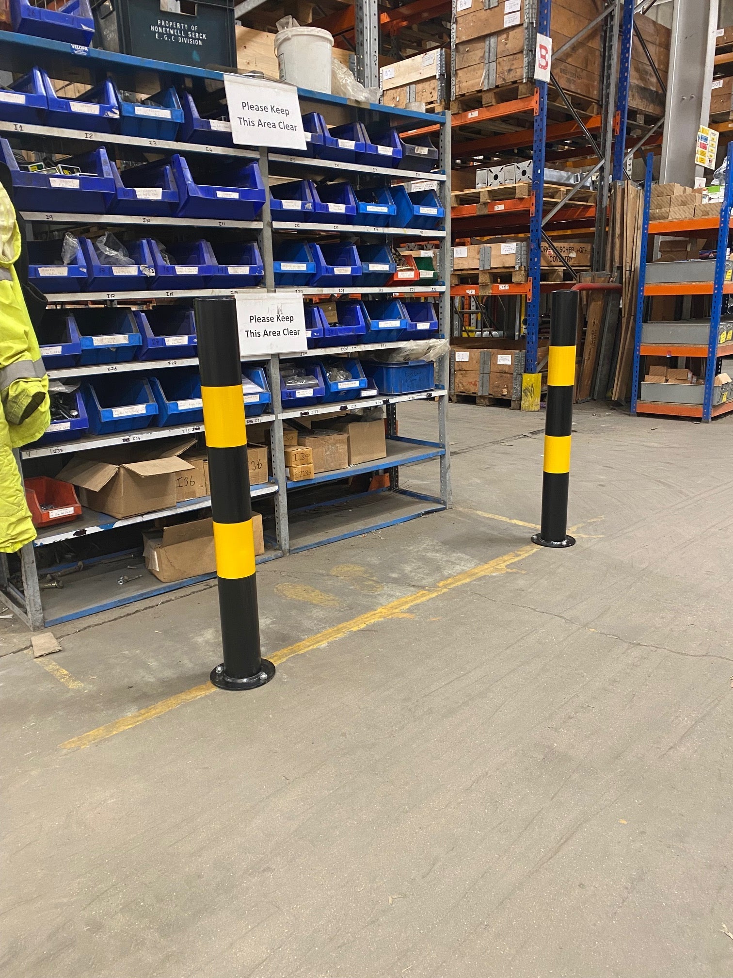 900mm High-Visibility Black & Yellow Steel Bollard 1
