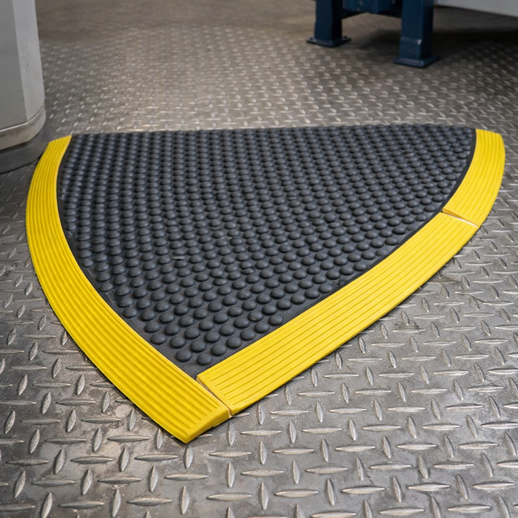 Heavy Duty Rubber Corner Mat – 91 cm – Anti-Fatigue Design – Industrial Use