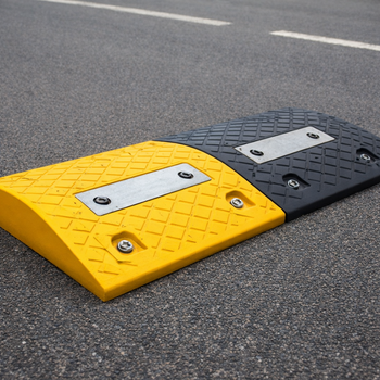 Heavy Duty Speed Bump Middle – 1000mm x 450mm x 60mm – Road Safety