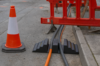 HGV Hose & Cable Protection Ramp – Heavy-Duty Cable Guard for Construction & Industrial Vehicle Traffic