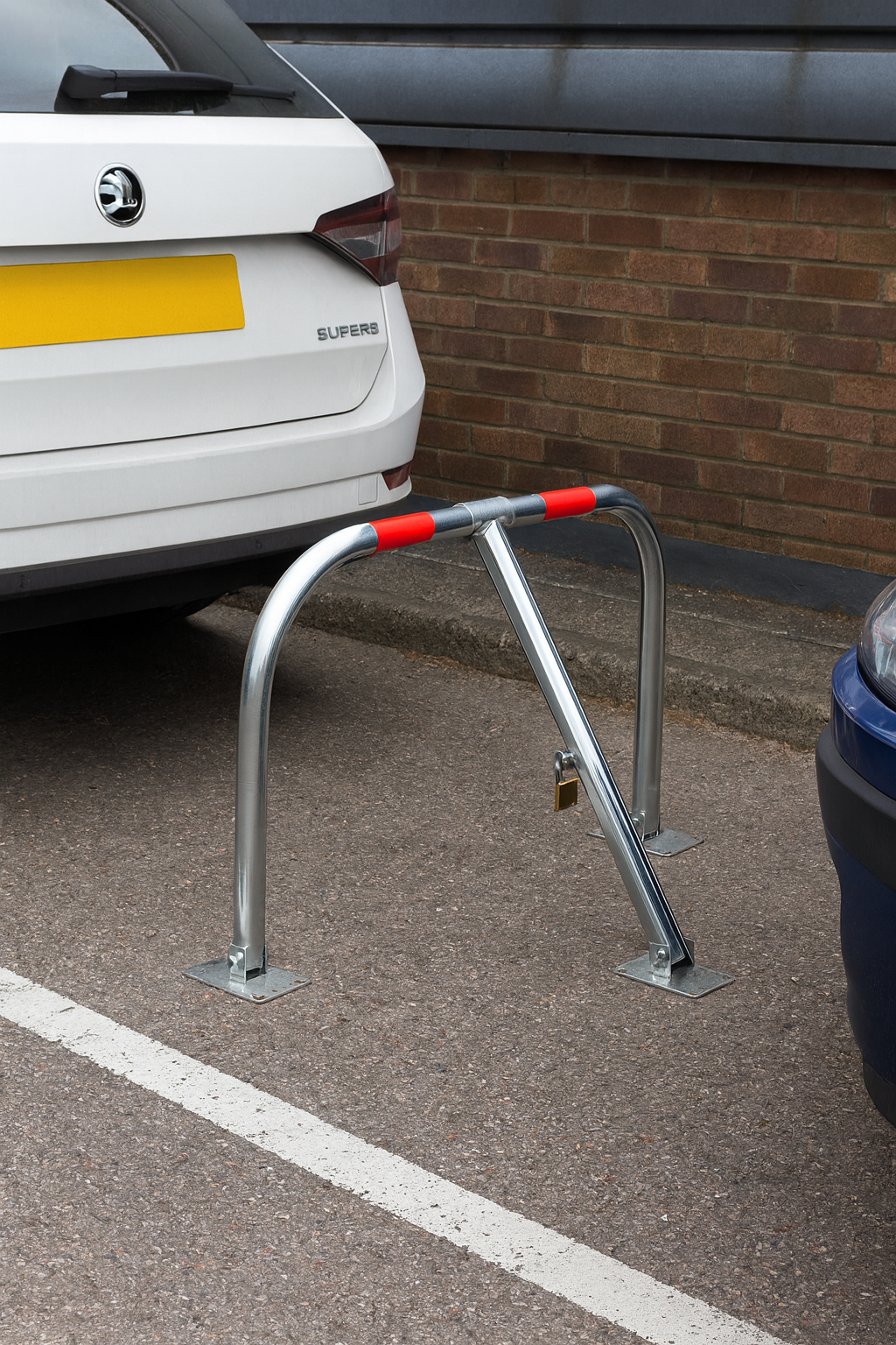 Heavy-Duty 3-Leg Folding Parking Post 2