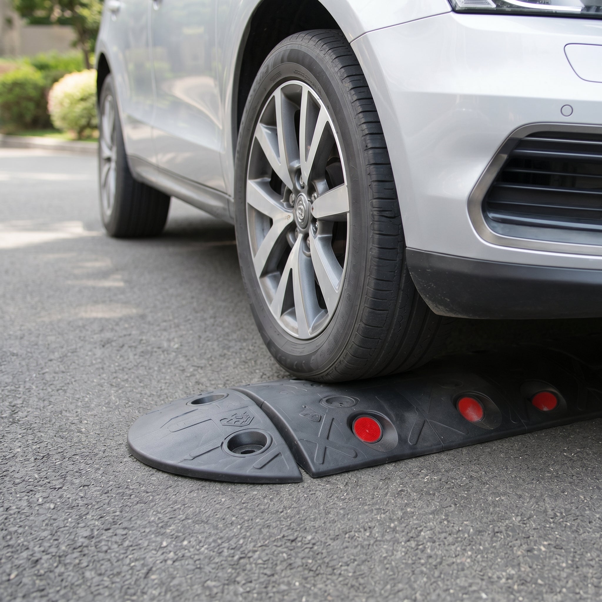 Heavy Duty Modular Speed Bump System - 40 mm Height with Integrated Reflectors for Traffic Calming in Parking Areas