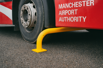 Straight Barrier Wheel Guide – Heavy‑Duty Galvanised Steel With High‑Visibility Finish