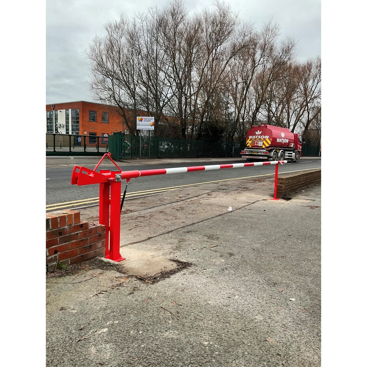 EasyAccess Manual Arm Barrier - 2-8 Metres: Lift and Secure