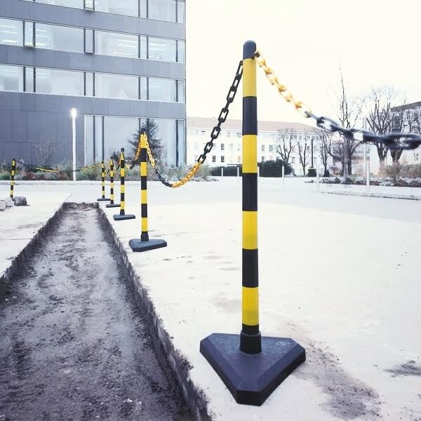 Yellow/Black Chain Post Set 6 Posts 10m Chain and 10 Hooks - Concrete Filled Base