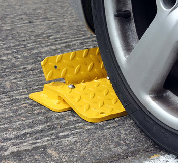 Heavy-Duty One-Way Flow Plate – Surface Mounted | Directional Traffic Control for Car Parks & Private Roads