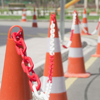 50m Red & White Plastic Barrier Chain Roll – 5mm Lightweight Safety Chain for Events, Car Parks & Crowd Control