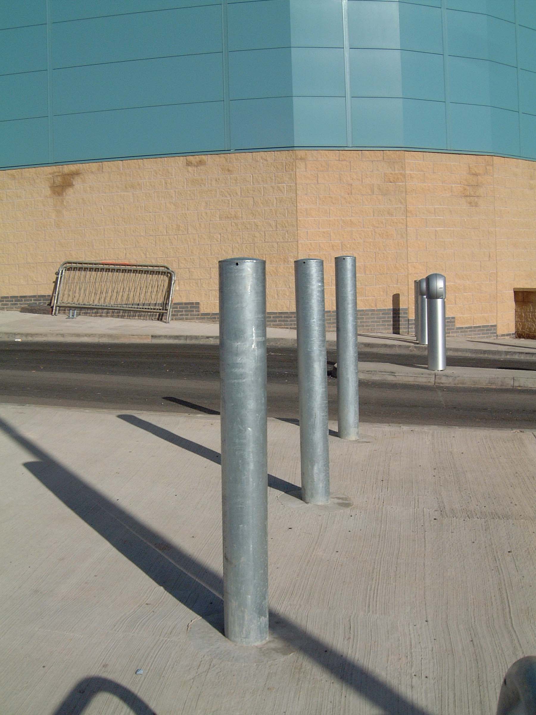  Heavy-Duty Galvanised Steel Bollard – 750mm Above Ground 1